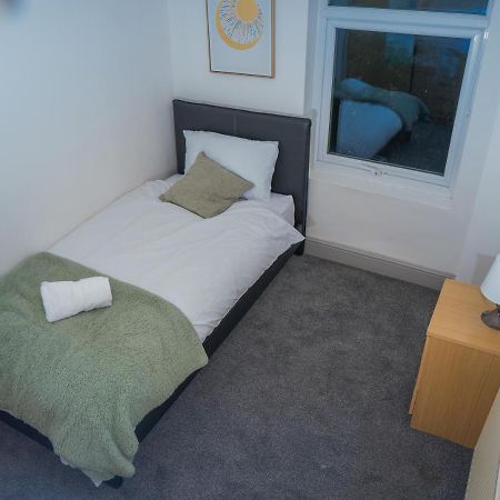 The Highfield Villa, 5 Bedrooms, Northampton Centre, Sleeps 10 Bagian luar foto