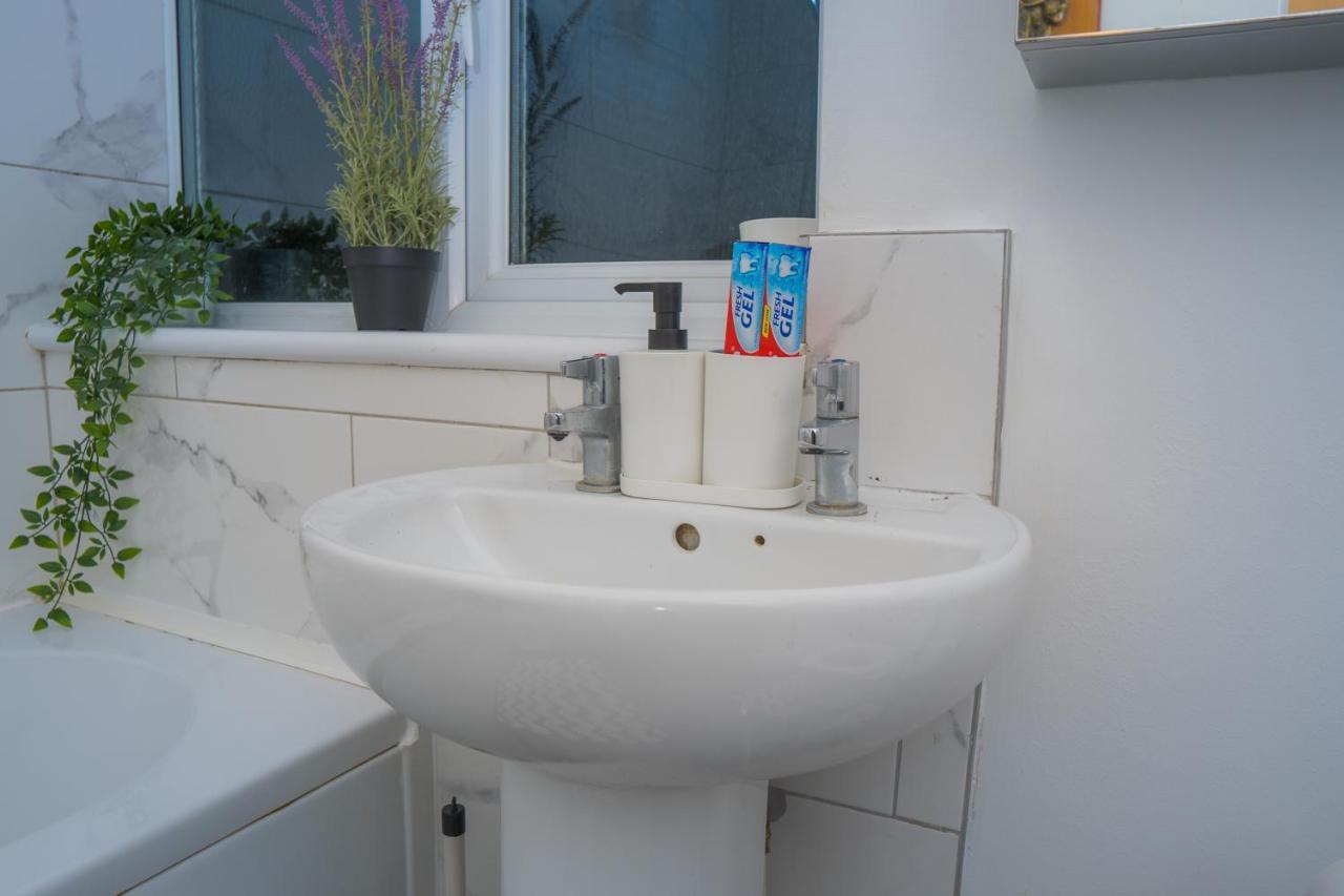 The Highfield Villa, 5 Bedrooms, Northampton Centre, Sleeps 10 Bagian luar foto