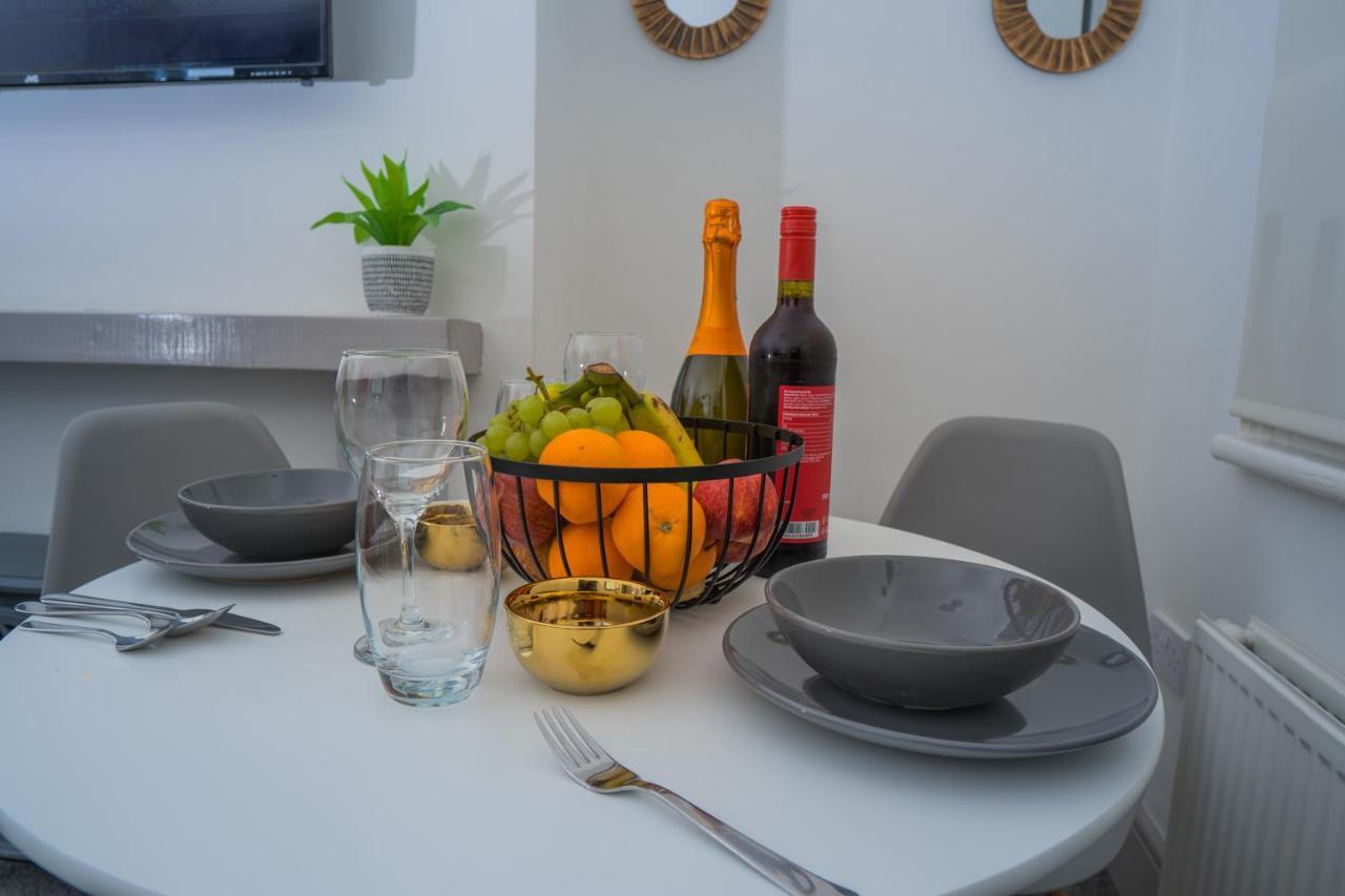 The Highfield Villa, 5 Bedrooms, Northampton Centre, Sleeps 10 Bagian luar foto