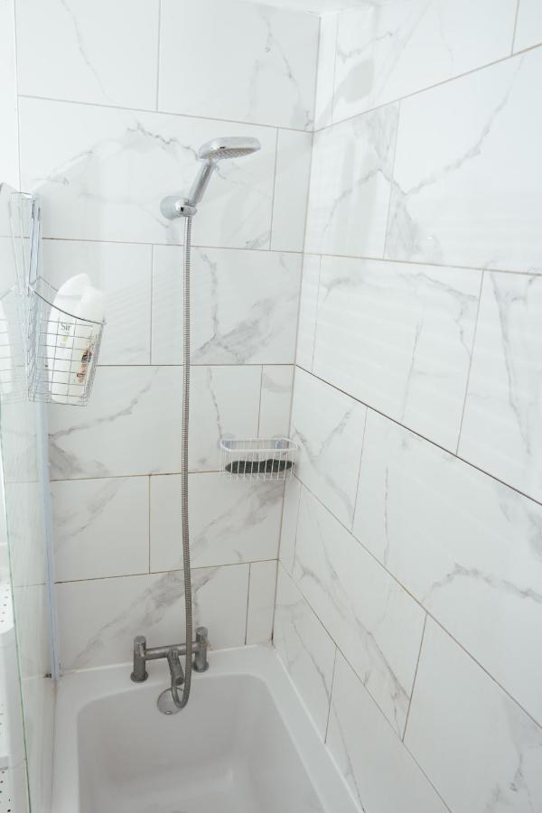 The Highfield Villa, 5 Bedrooms, Northampton Centre, Sleeps 10 Bagian luar foto