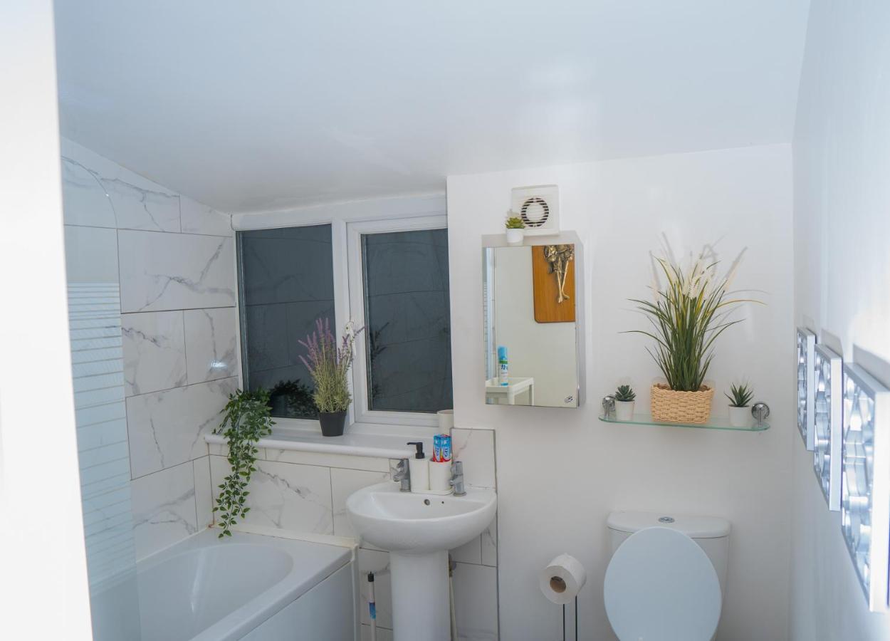The Highfield Villa, 5 Bedrooms, Northampton Centre, Sleeps 10 Bagian luar foto