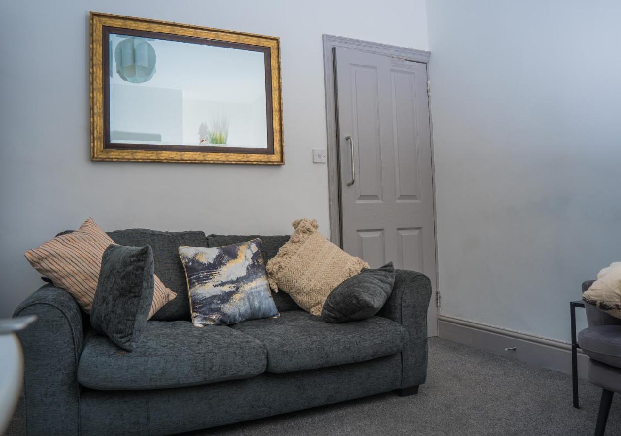 The Highfield Villa, 5 Bedrooms, Northampton Centre, Sleeps 10 Bagian luar foto