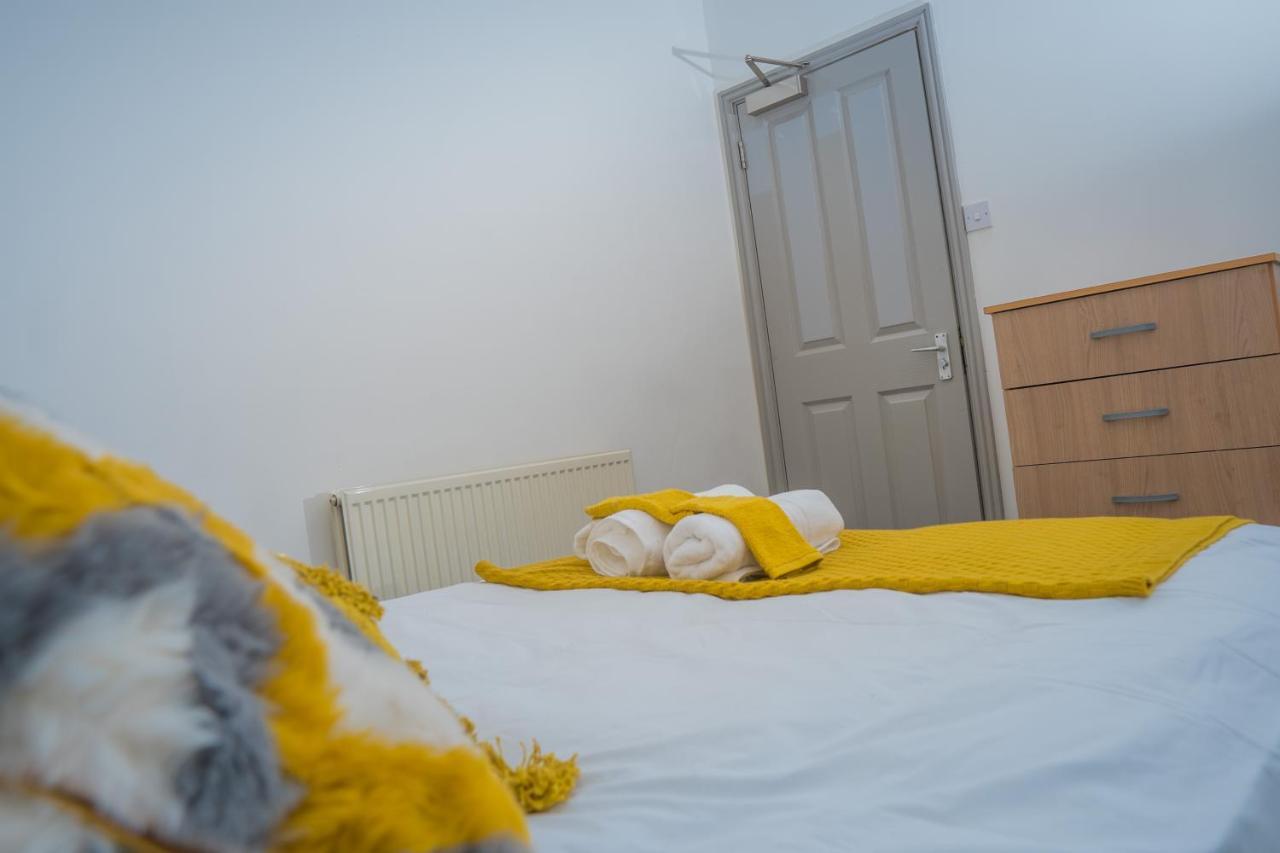 The Highfield Villa, 5 Bedrooms, Northampton Centre, Sleeps 10 Bagian luar foto