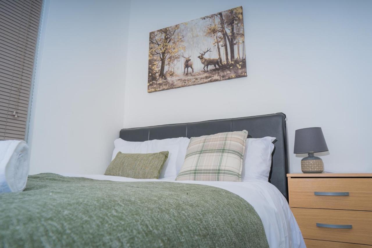 The Highfield Villa, 5 Bedrooms, Northampton Centre, Sleeps 10 Bagian luar foto