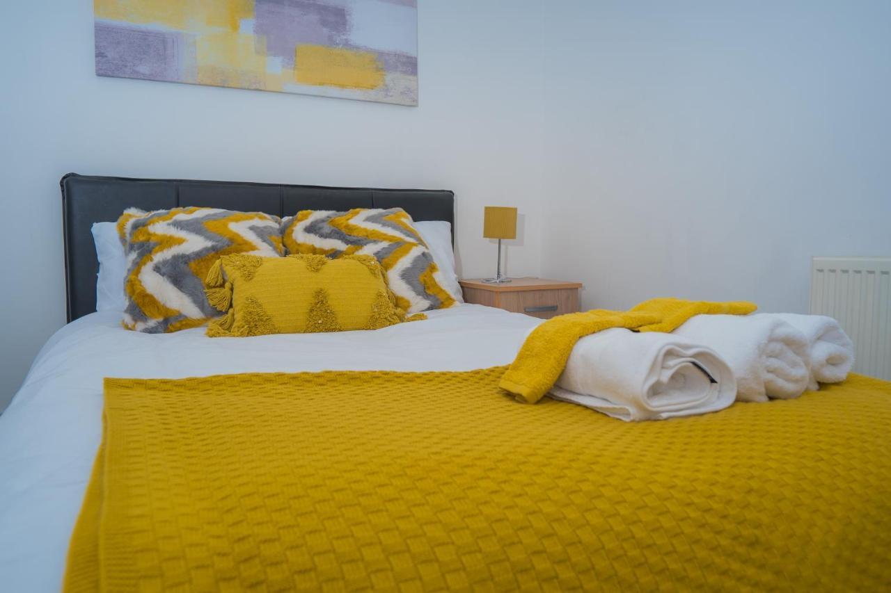 The Highfield Villa, 5 Bedrooms, Northampton Centre, Sleeps 10 Bagian luar foto