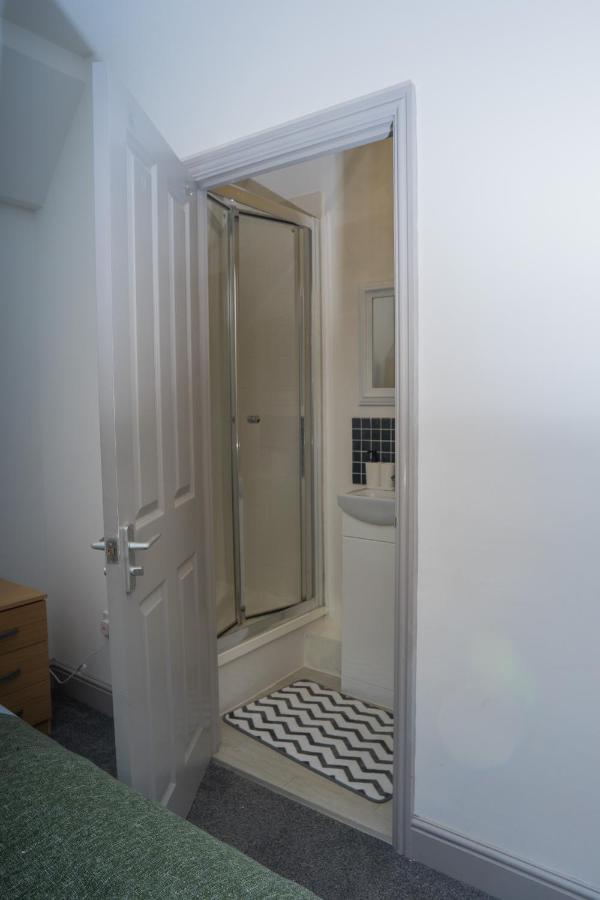 The Highfield Villa, 5 Bedrooms, Northampton Centre, Sleeps 10 Bagian luar foto