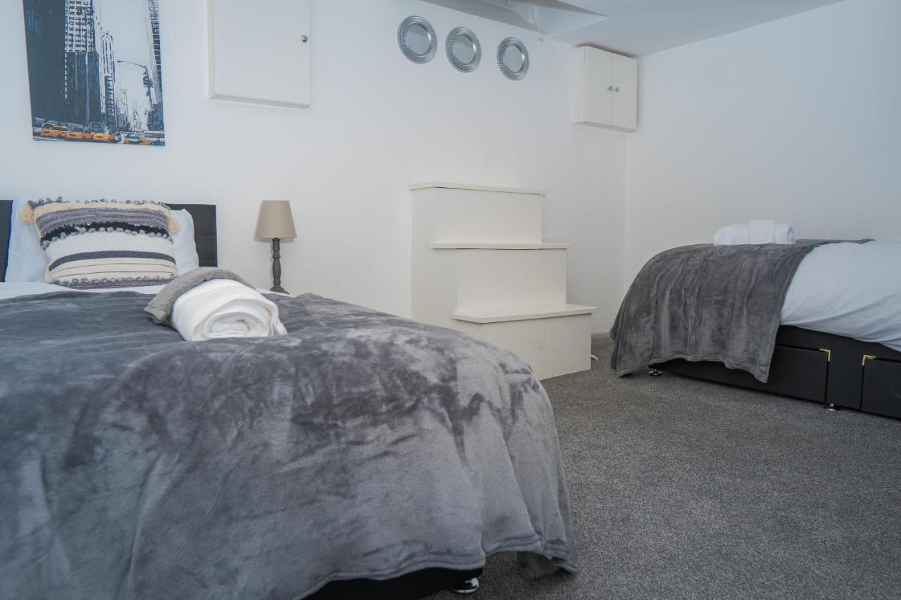 The Highfield Villa, 5 Bedrooms, Northampton Centre, Sleeps 10 Bagian luar foto