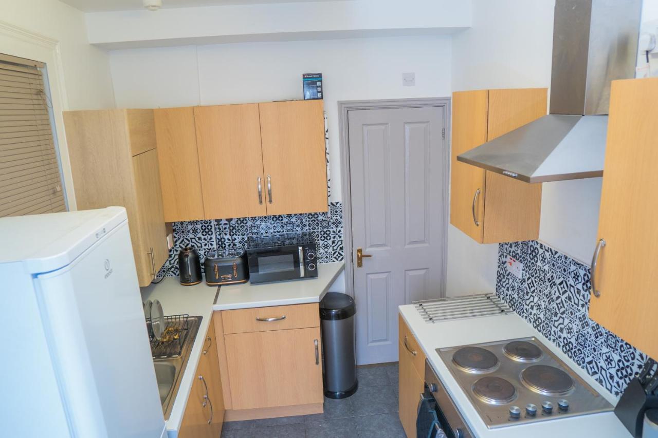 The Highfield Villa, 5 Bedrooms, Northampton Centre, Sleeps 10 Bagian luar foto