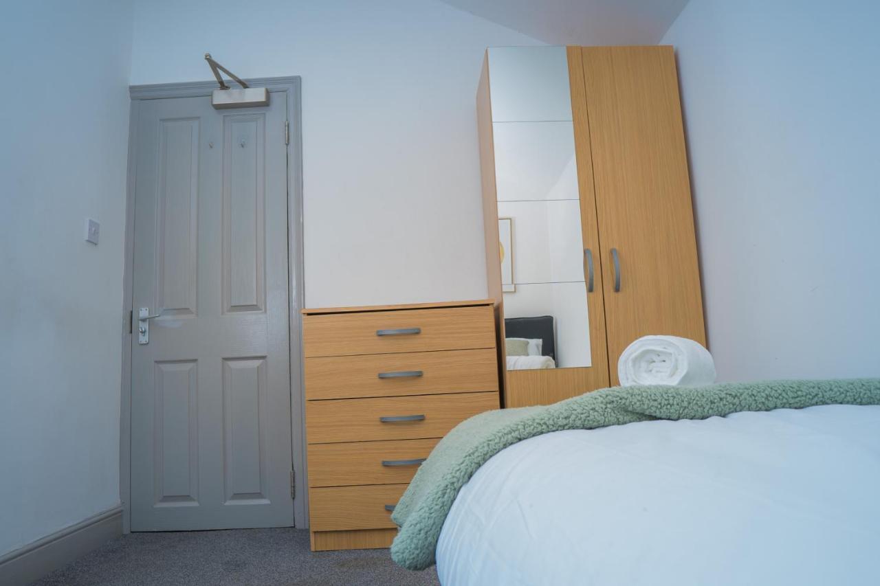 The Highfield Villa, 5 Bedrooms, Northampton Centre, Sleeps 10 Bagian luar foto