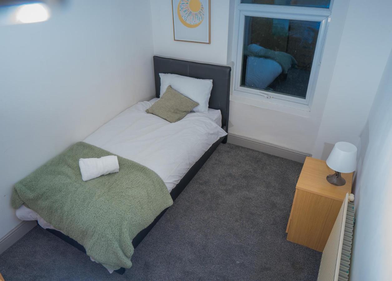The Highfield Villa, 5 Bedrooms, Northampton Centre, Sleeps 10 Bagian luar foto
