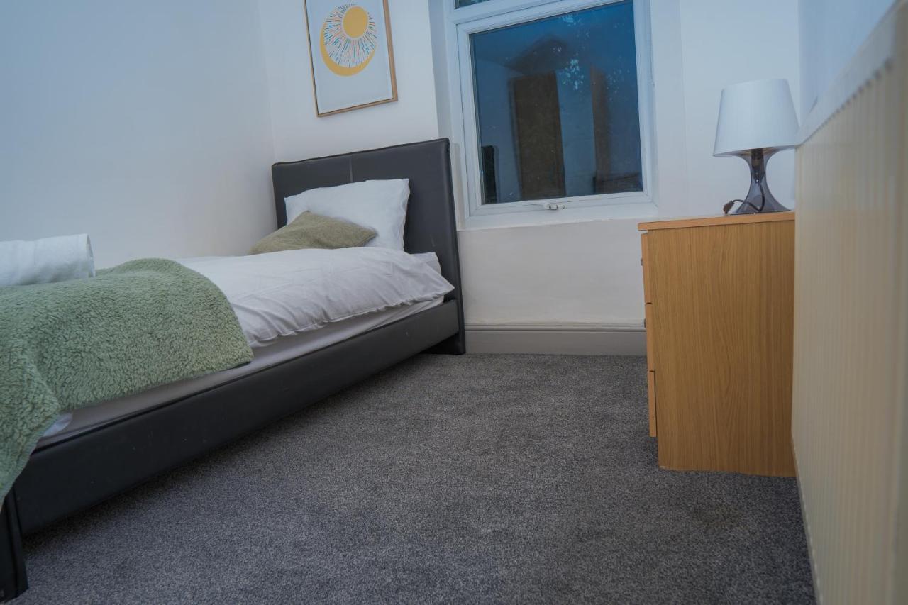 The Highfield Villa, 5 Bedrooms, Northampton Centre, Sleeps 10 Bagian luar foto