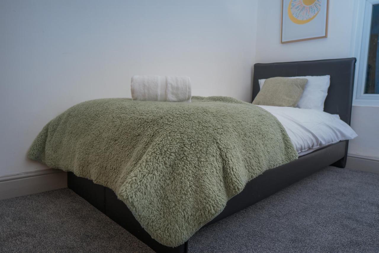 The Highfield Villa, 5 Bedrooms, Northampton Centre, Sleeps 10 Bagian luar foto
