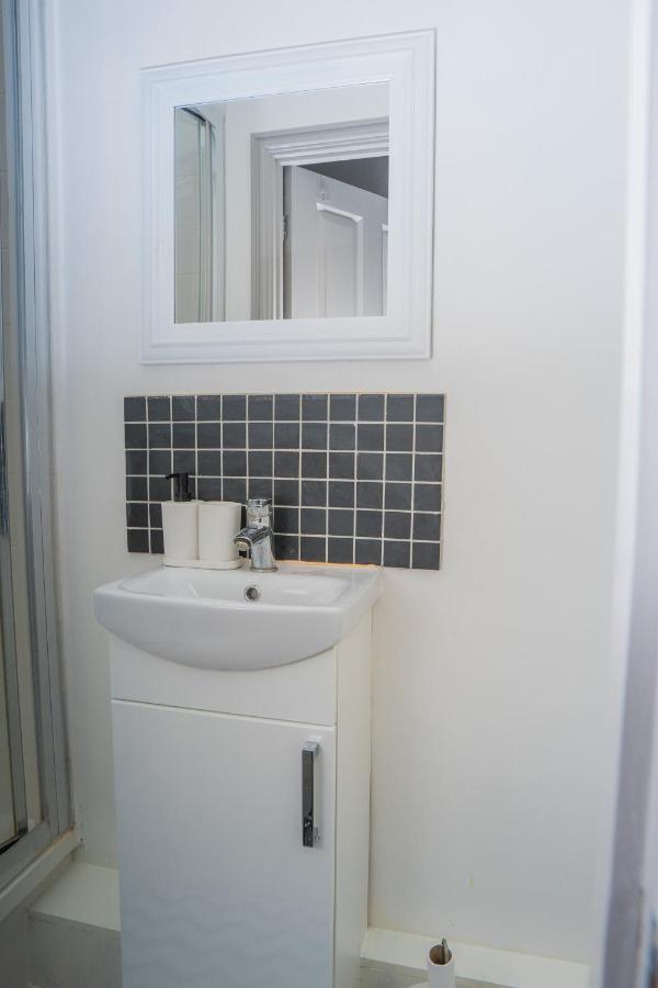 The Highfield Villa, 5 Bedrooms, Northampton Centre, Sleeps 10 Bagian luar foto