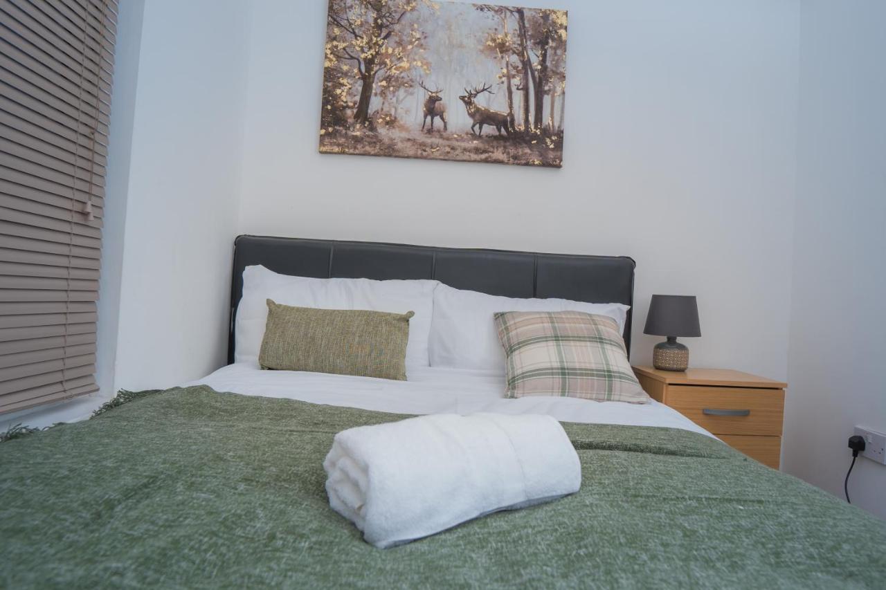 The Highfield Villa, 5 Bedrooms, Northampton Centre, Sleeps 10 Bagian luar foto