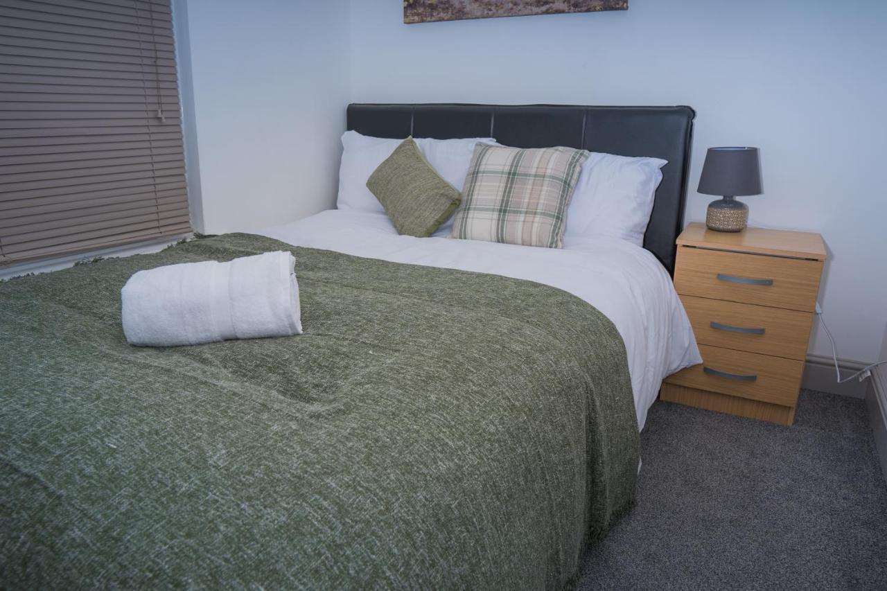 The Highfield Villa, 5 Bedrooms, Northampton Centre, Sleeps 10 Bagian luar foto