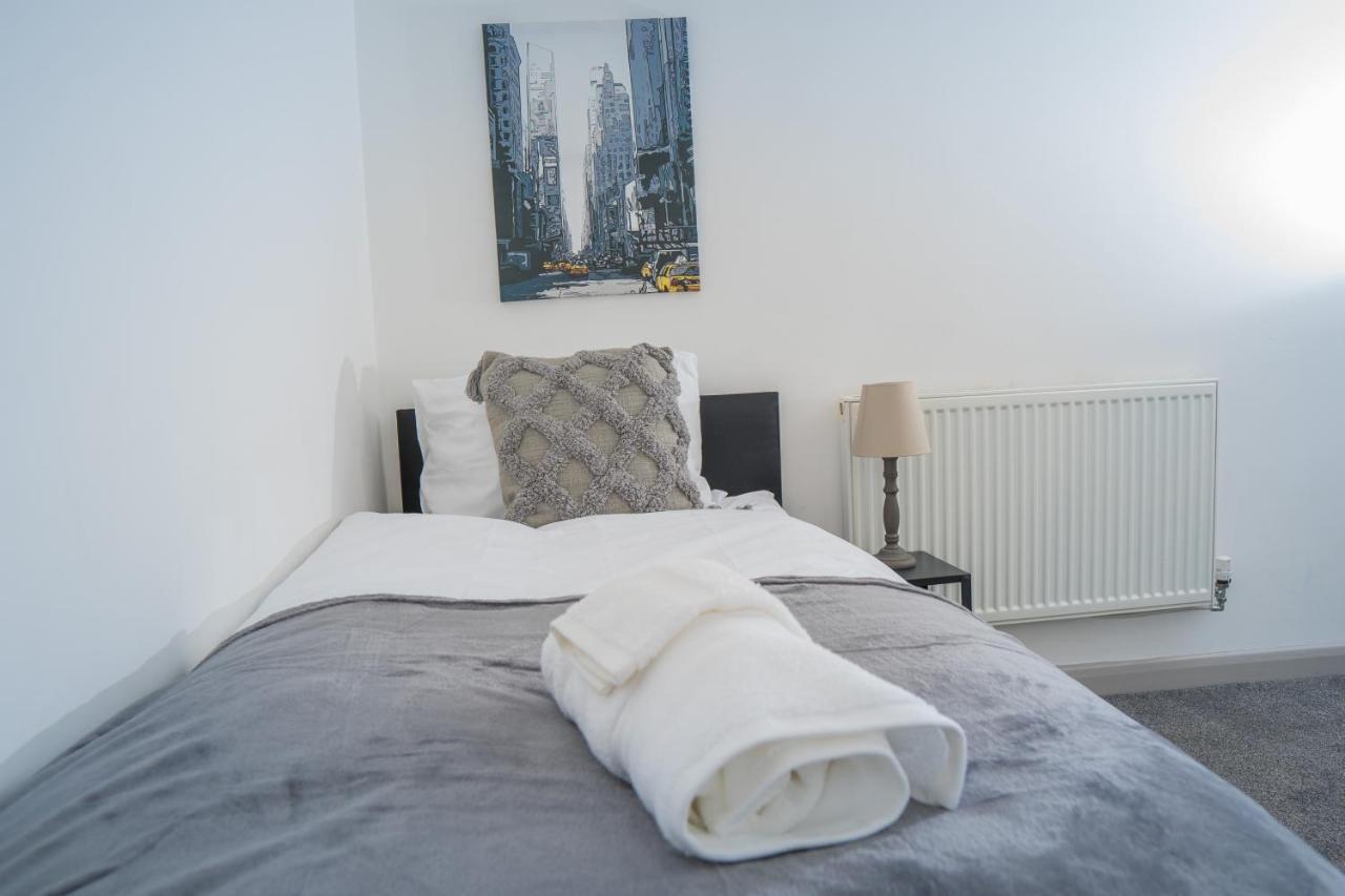 The Highfield Villa, 5 Bedrooms, Northampton Centre, Sleeps 10 Bagian luar foto