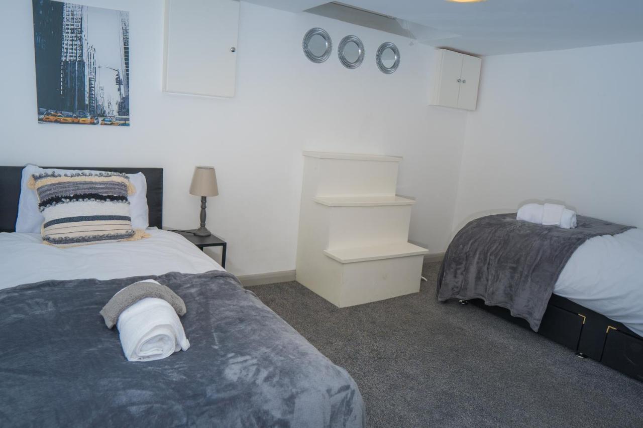 The Highfield Villa, 5 Bedrooms, Northampton Centre, Sleeps 10 Bagian luar foto